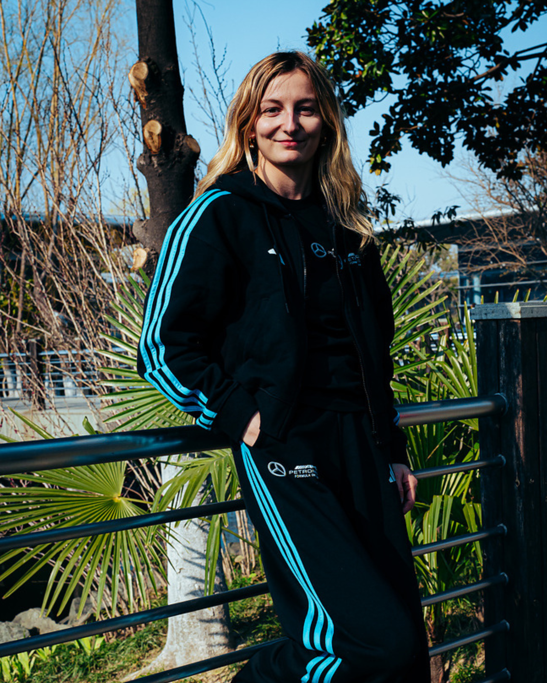 Womens DNA Full-Zip Hoody Black | Official Mercedes-AMG PETRONAS