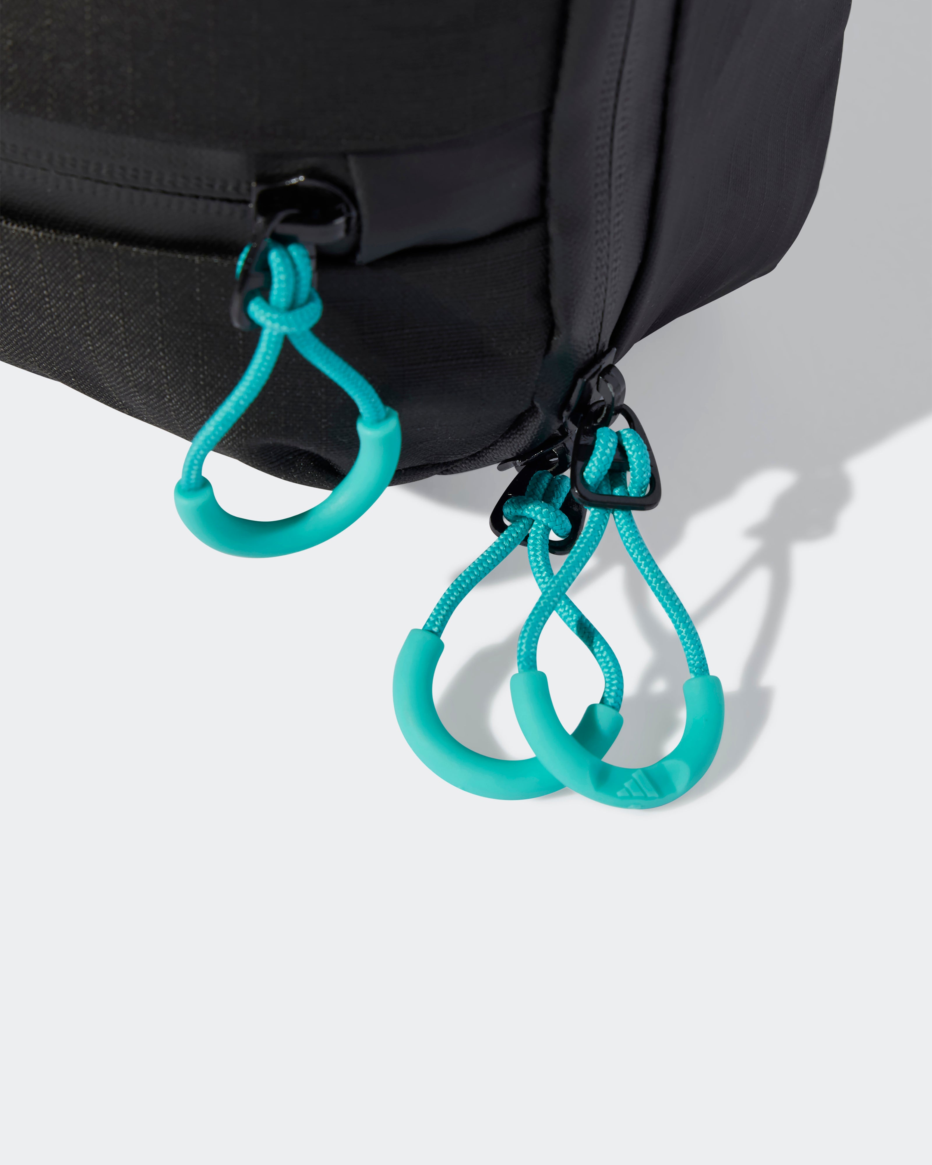 [ADIDAS] Mercedes-AMG F1 チーム IPS スリングバッグ Intelligent Packing System Slingback Black | Official
