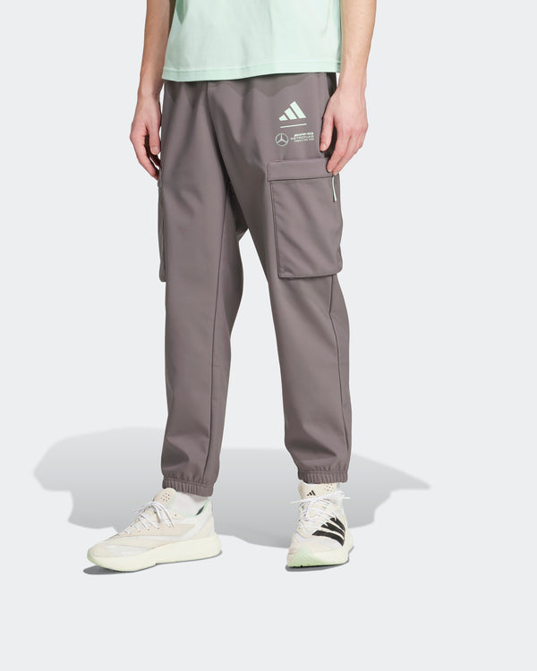This model is 6'0'' and wears size M