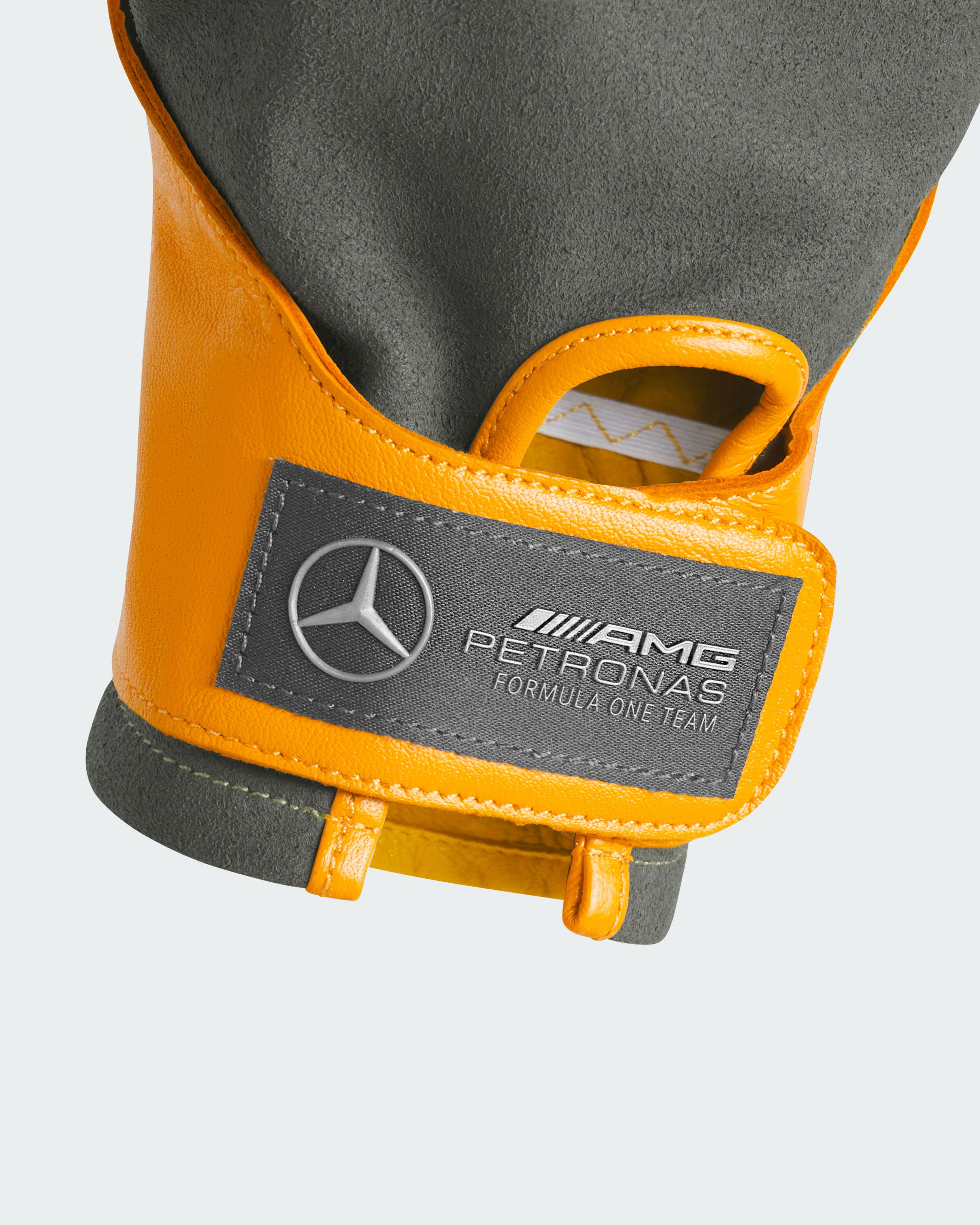 adidas para Bad Bunny x Mercedes-AMG F1 Racing Glove Gold