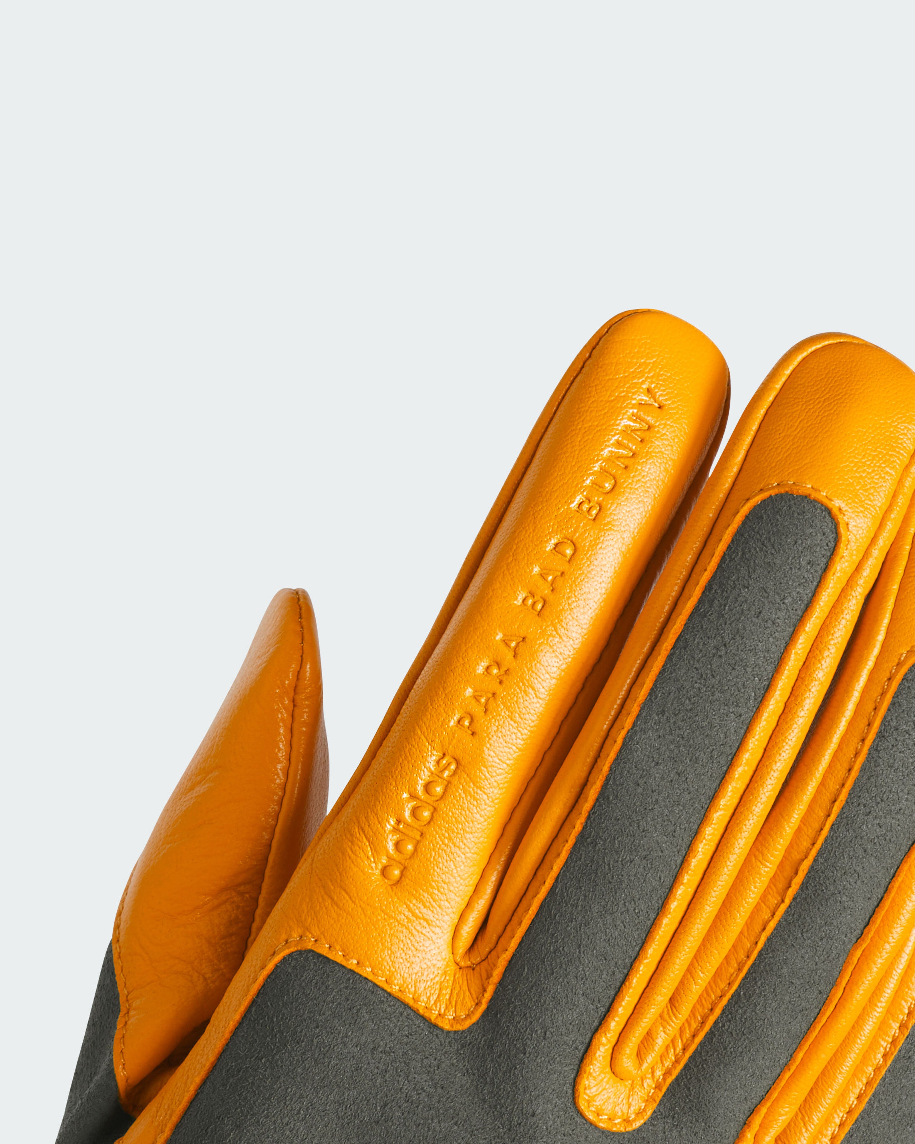 adidas para Bad Bunny x Mercedes-AMG F1 Racing Glove Gold