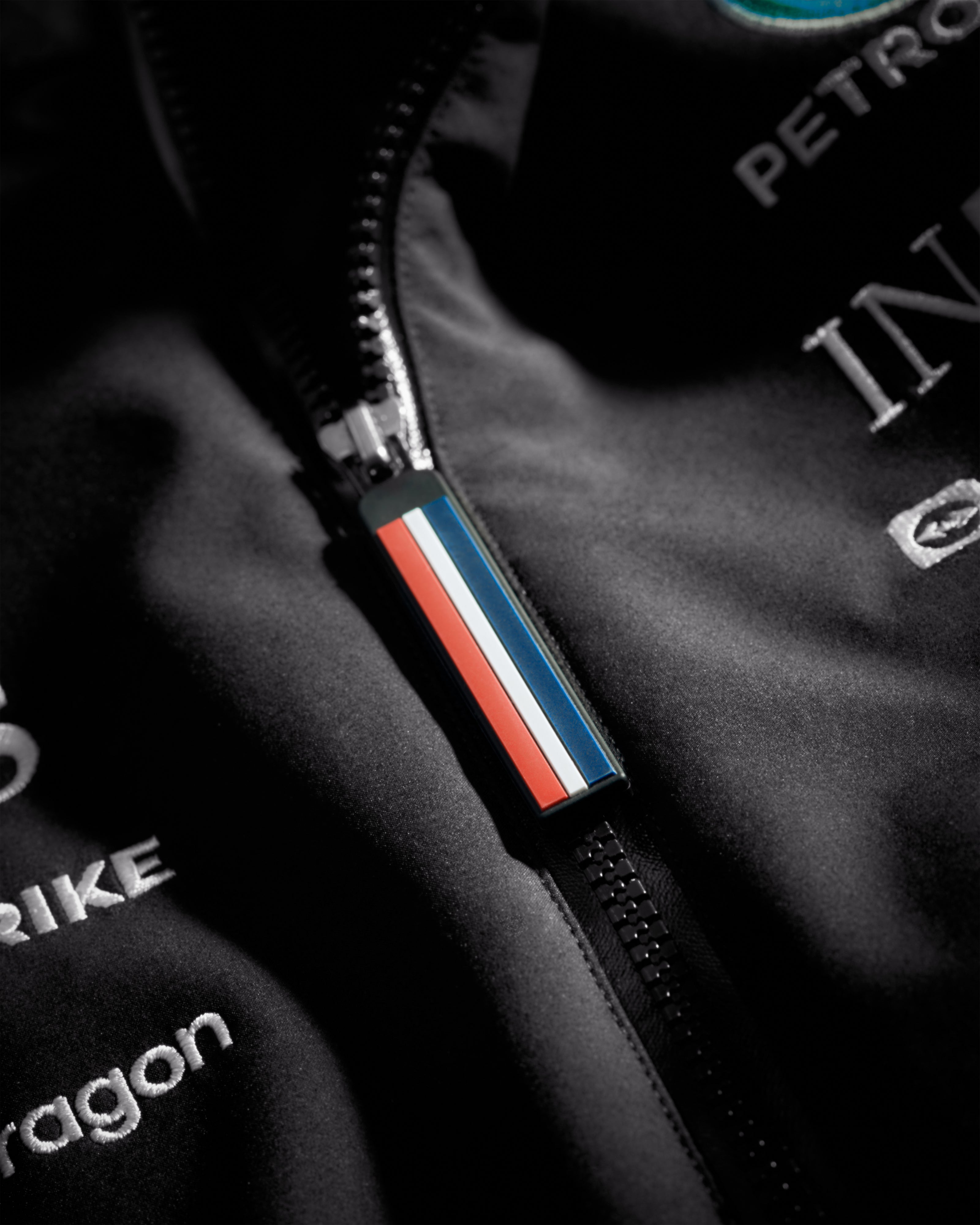 Mercedes-Benz - メルセデス AMG F1チーム ソフトシェル ジャケット 2024 ブラック Mercedes AMG Petronas F1 2024 Men's Team Softshell Jacket