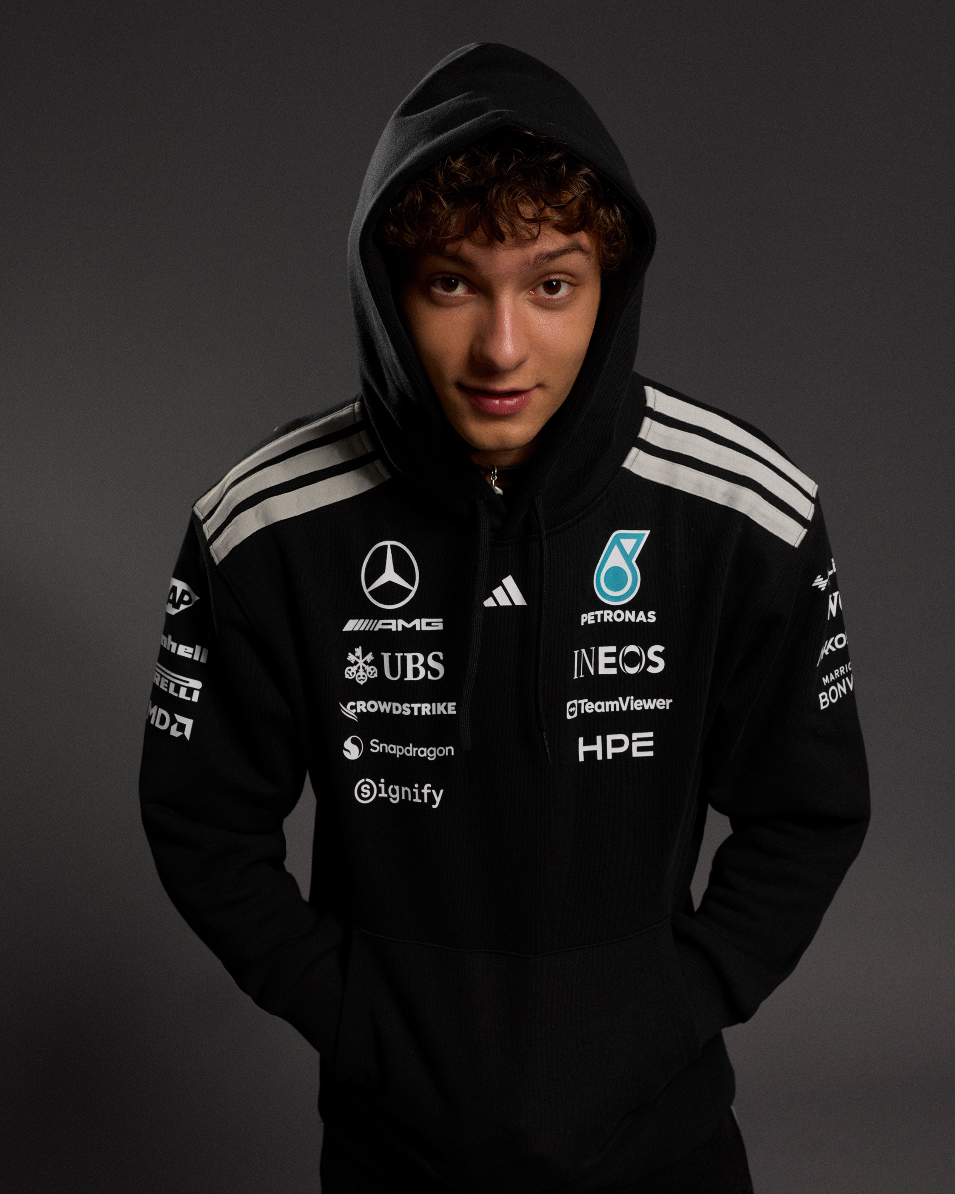 鶴*烏様 メルセデス・ベンツ /F1 / HOODIES (フーディー) Men's 2026 Team Hoodie - Black | Official Mercedes-AMG PETRONAS F1